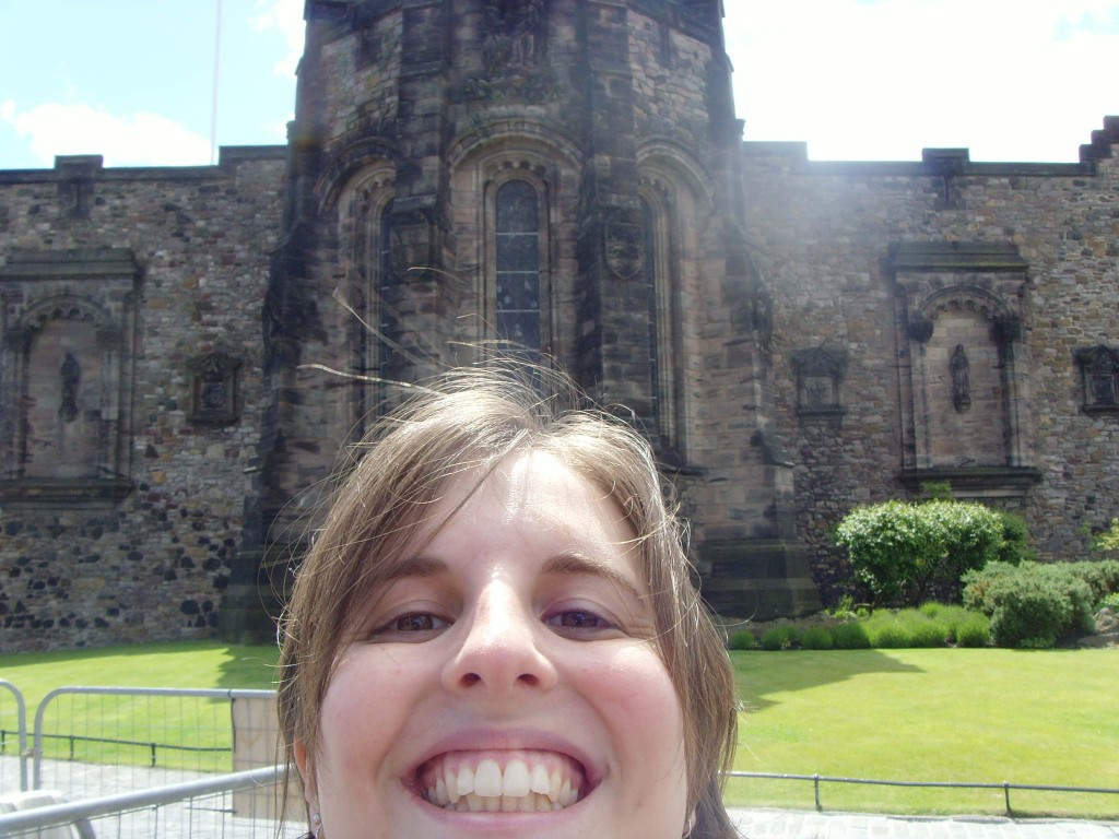 Essa é a Dani, em frente à um dos mil castelos da Irlanda