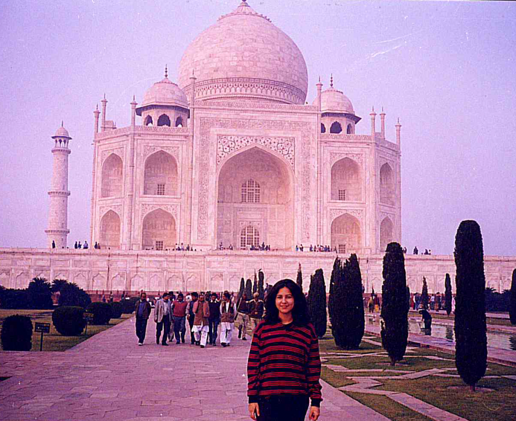 Renata frente ao Taj Mahal