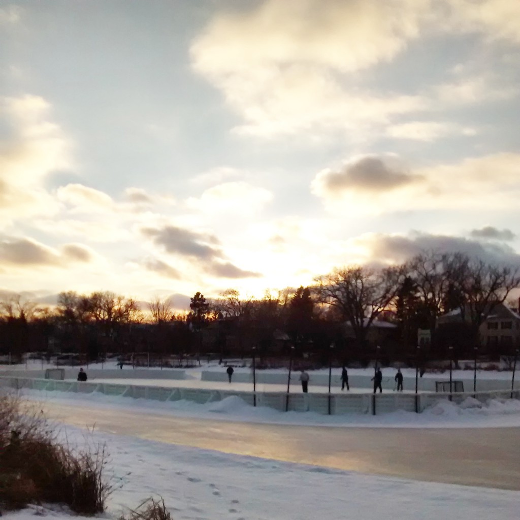 Hockey em um lago congelado em Minneapolis