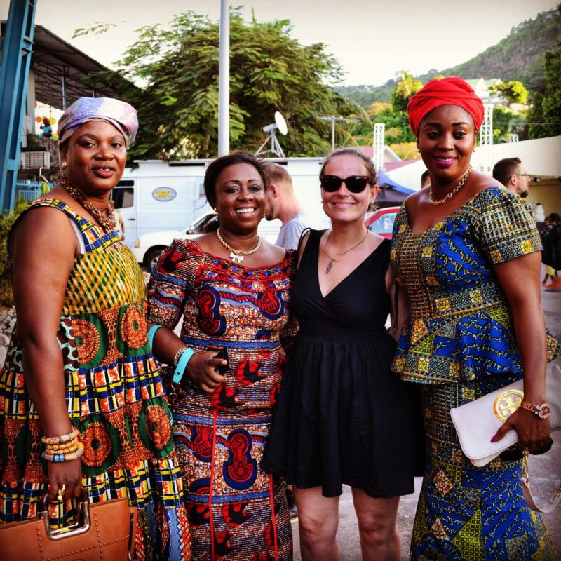 Amanda posa sorridente com mulheres de Gana que participaram como júri de carnaval em Seychelles.