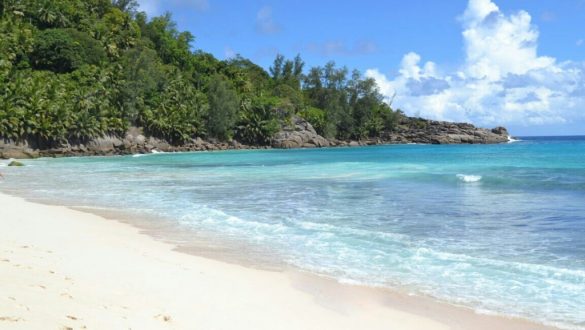 Praia de água cristalina em Seychelles.
