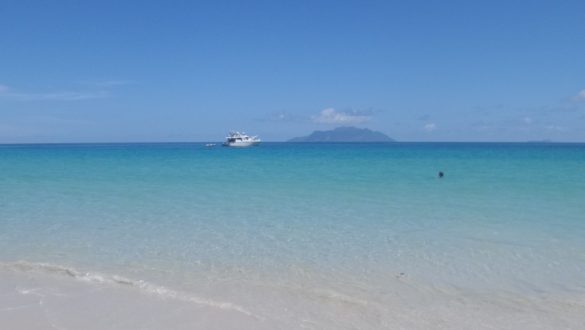 Praia de água azul turquesa em Seychelles