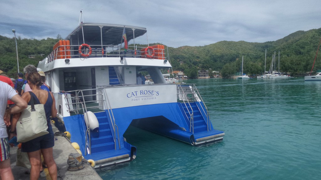 Turistas embarcando para passeio de barco em Seychelles.