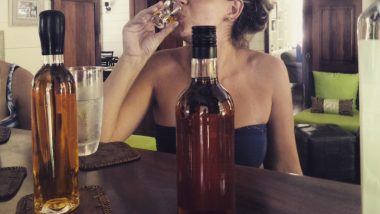 Amanda degustando rum em destilaria de Seychelles