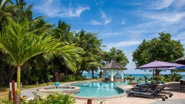 Piscina em Castello Beach Hotel, em Seychelles.