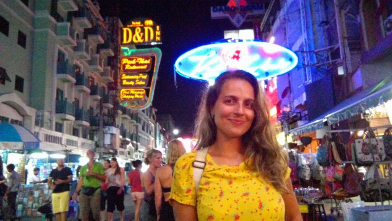 Amanda Noventa na Khao San Road, uma das atrações de Bangkok.