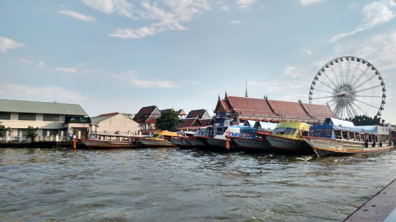 Pequeno porto do water taxi, opção de transporte em Bangkok.