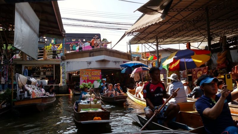 Clique na foto e encontre tours para visitar os mercados flutuantes de Bangkok!