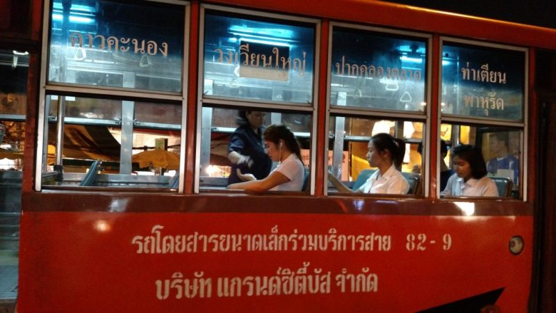 Ônibus típico da Tailândia é uma atração em Bangkok.