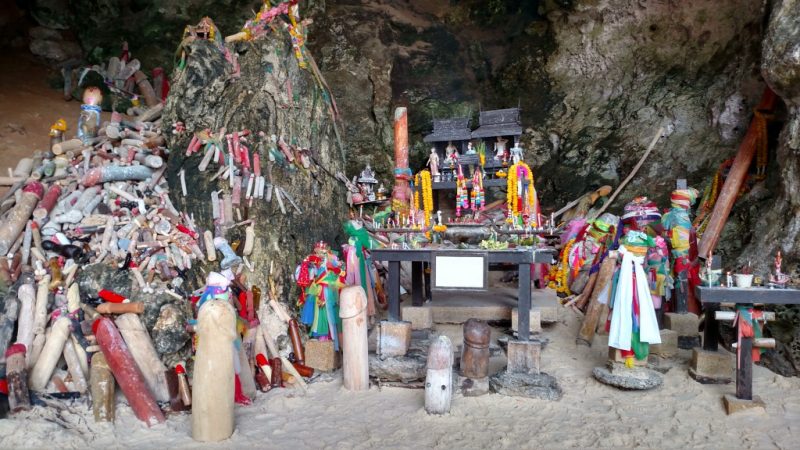 Phranang Cave Beach, a caverna da praia dos pintos, na Tailândia.