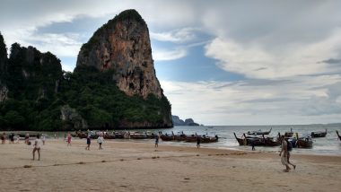 Orla de Railay Beach com caiaques e outras embarcações aguardando os passeios.