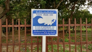 Aviso sobre se proteger em lugares altos durante tsunamis em Railay Beach, Krabi, Tailândia.