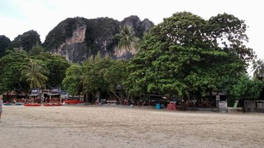 Orla de Railay Beach com restaurantes ao fundo.