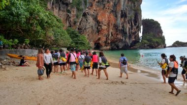 Turistas na orla de Railay Beach, em Krabi, na Tailândia.