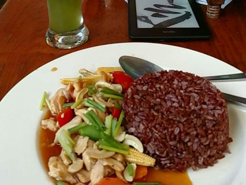 Arroz com frango, prato típico da culinária tailandesa.