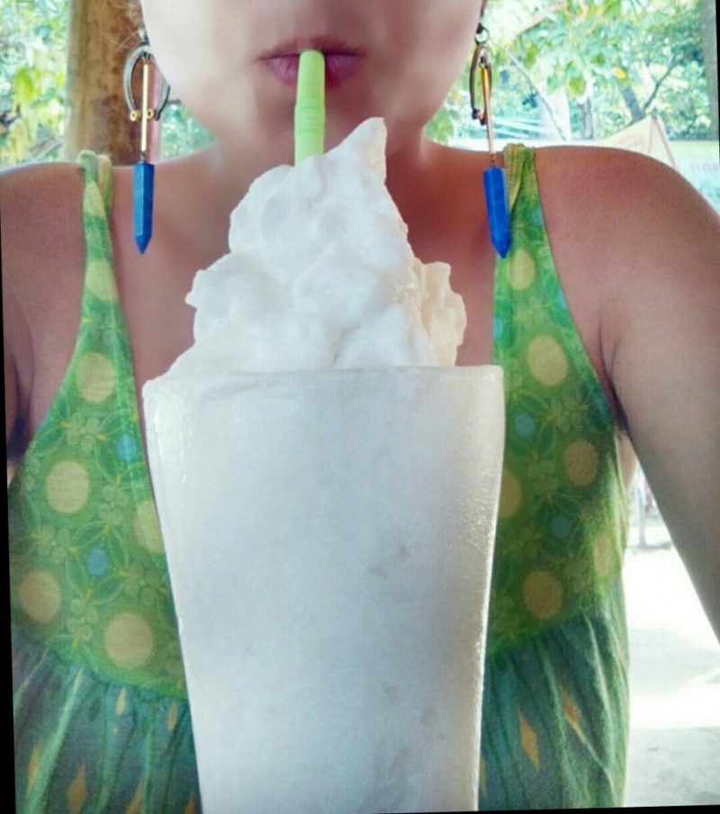 Amanda Noventa tomando shake de coco em sua viagem pela Tailândia.