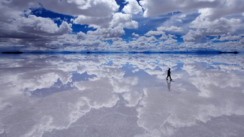 Chão espelhado, fenômeno que acontece durante o verão no Salar de Uyuni.