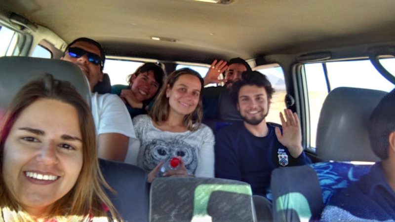 Grupo de viajantes com Amanda Noventa dentro de carro a caminho do Salar de Uyuni.