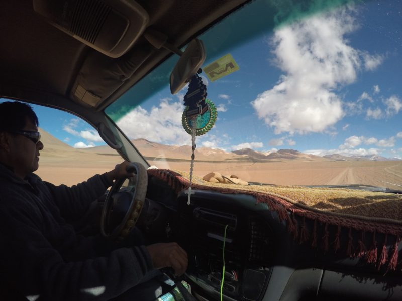 Motorista guia dirigindo entre Atacama e Salar de Uyuni.