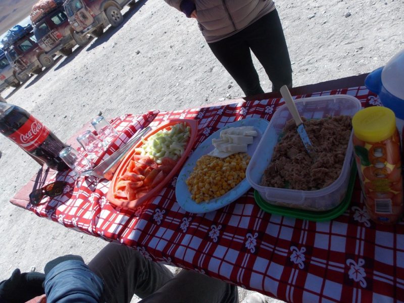 Refeição a caminho do Salar de Uyuni, na Bolívia.