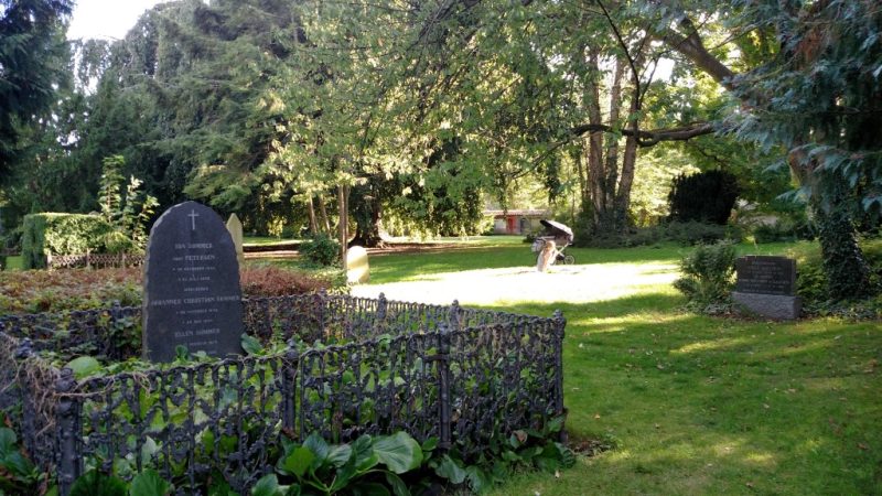 Assistens Cemitery em Copenhagen, na Dinamarca, usado como parque pelas pessoas.