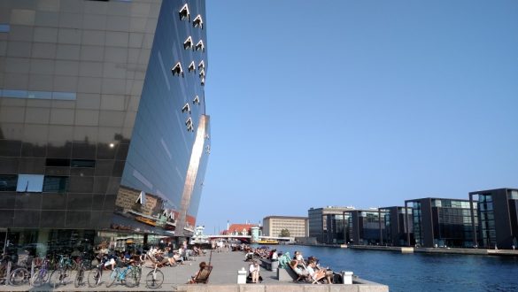 Pier moderno da Biblioteca Black Diamond, de frente para o ao canal, em Copenhagen, Dinamarca.