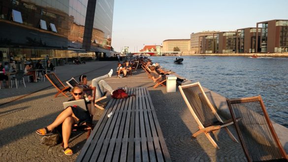 Pier moderno da Biblioteca Black Diamond, de frente para o ao canal, em Copenhagen, Dinamarca.