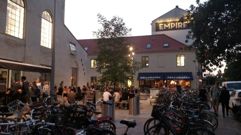 Salão externo com mesas do bar e cervekaroa Guldbergsgade 29F, em Copenhagen, Dinamarca.