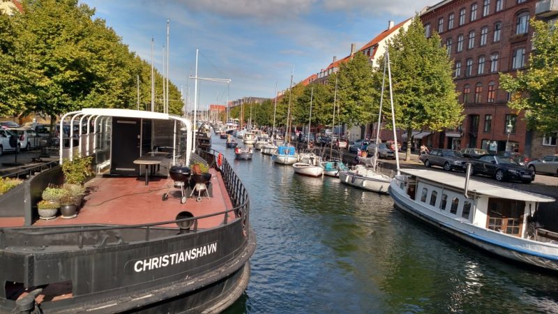 Canal com várias embarcações em dia solarado, em Christianshavn, Copenhagen, Dinamarca.