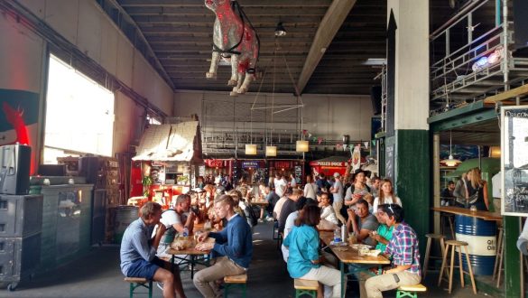 Praça de alimentação interna de Papirøen, em Copenhagen, Dinamarca.