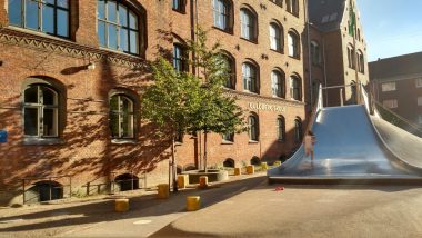 Pátio com brinquedos da Escola Guldberg, em Copenhagen, Dinamarca.