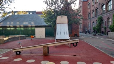 Pátio com brinquedos da Escola Guldberg, em Copenhagen, Dinamarca.