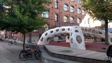 Pátio com brinquedos da Escola Guldberg, em Copenhagen, Dinamarca.