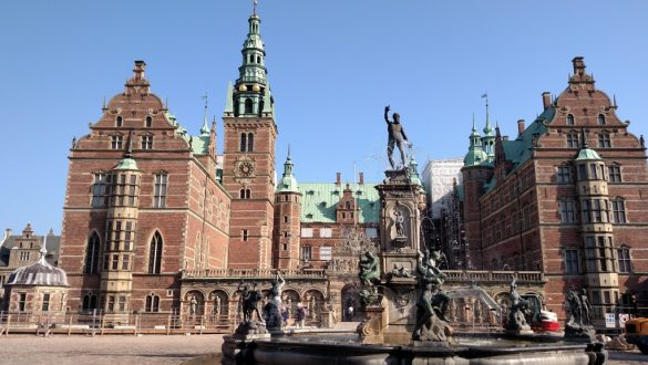 Foto da parte exterior do castelo Frederiksborg Castle, em Copenhagen, Dinamarca.