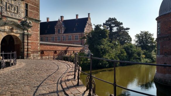 Um dos passeios sobre os canais dentro do Frederiksborg Castle, em Copenhagen, Dinamarca.