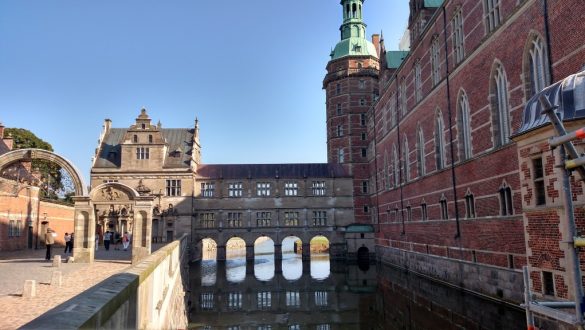 Conexão entre o castelo e outro prédio em Frederiksborg Castle, em Copenhagen, Dinamarca.