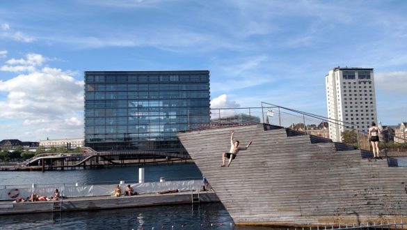 Pessoas aproveitando o dia de sol na ponte Kalvebod Bølge, em Copenhagen, Dinamarca.