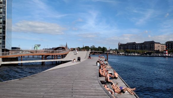 Pessoas aproveitando o dia de sol na ponte Kalvebod Bølge, em Copenhagen, Dinamarca.