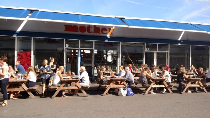 Em frente ao restaurante Mother, várias mesas ao ar livre, em Meatpacking District, Copenhagen, Dinamarca.