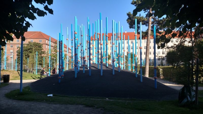 Brinquedo típico de playgrounds em Guldbergsgade, Copenhagen, Dinamarca. 
