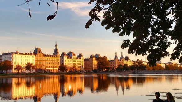 Foto panorâmica do entardecer em rio que corta Copenhagen.