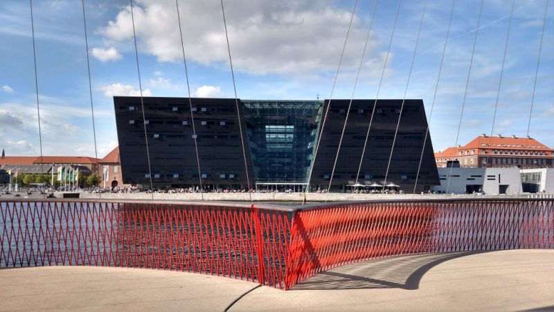 Fachada moderna da biblioteca vista a partir da ponte The Circle Bridge, em Copenhagen, Dinamarca.