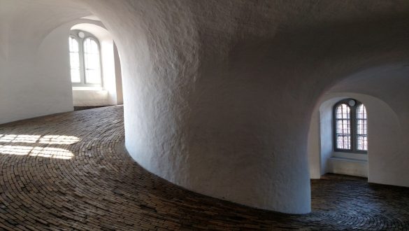 Interior arredondado e sem degraus da torre The Round Tower, em Copenhagen, Dinamarca.