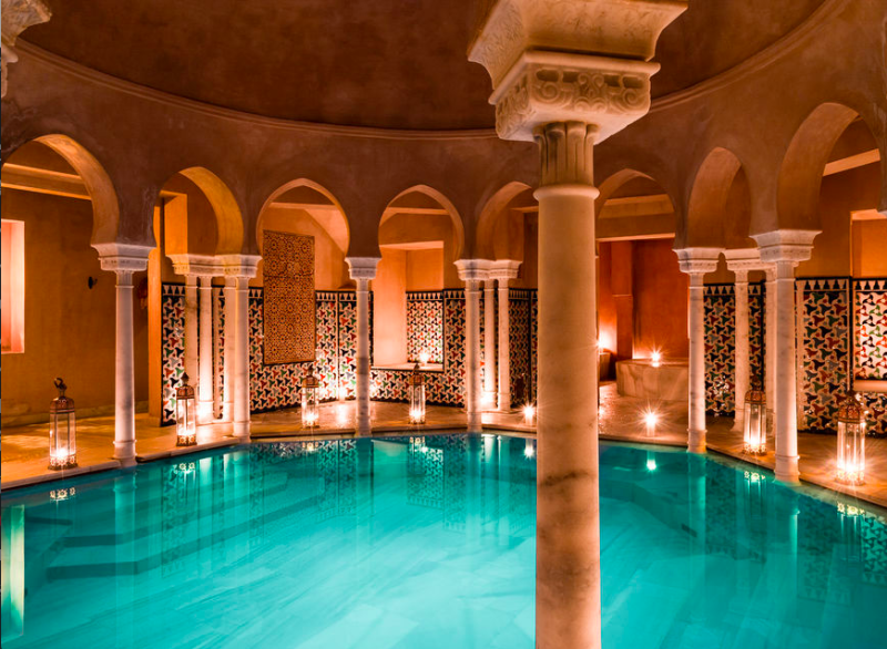 Piscina onde acontece tradicional banho turco, em prédio histórico de Málaga, na Espanha.