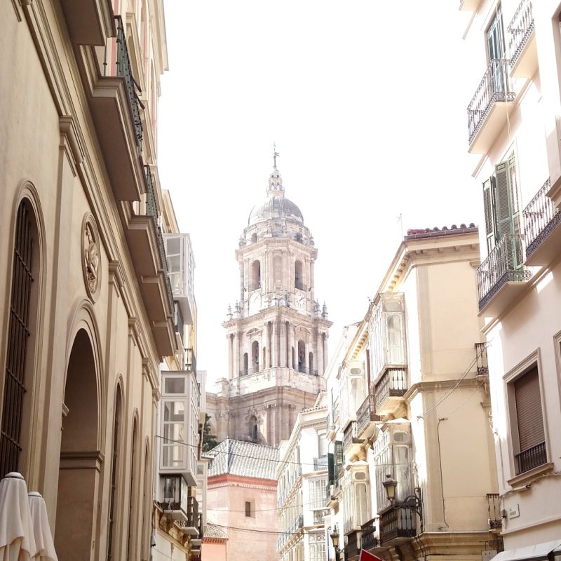 Rua com prédios antigos no centro histórico, em Málaga, Espanha. 