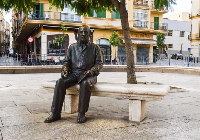 Estátua de Pablo Picasso, em banco de praça em Málaga, na Espanha.