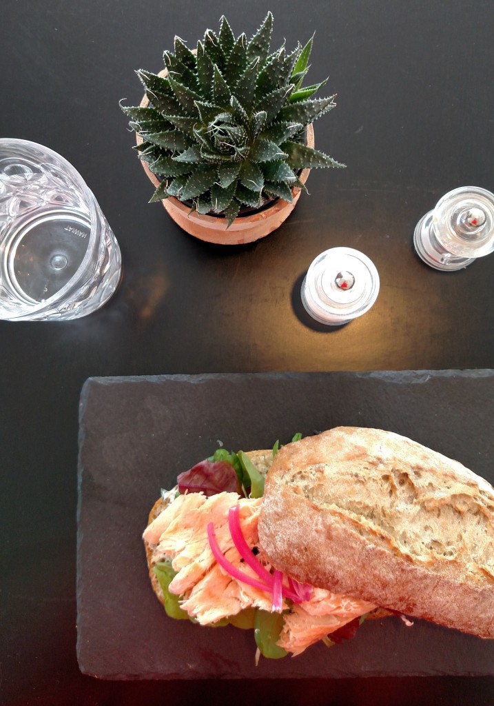 Foto de sanduíche vendido no café do museu Ragnarock, perto de Copenhaga, Dinamarca.