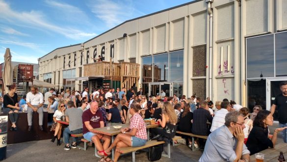 Praça de alimentação externa do Papirøen - Street Food Market, restaurante em Copenhaga, Dinamarca.