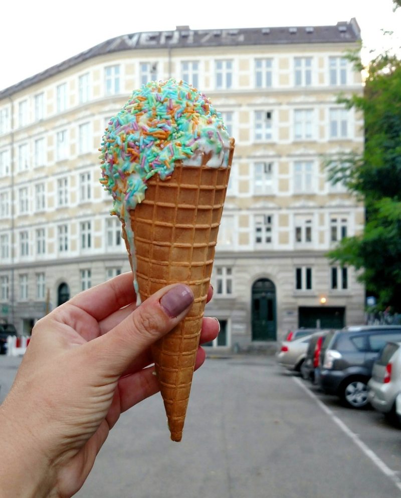 Foto de sorvete com cascão da linha Paradis Sorveteria, em Copenhaga, Dinamarca.