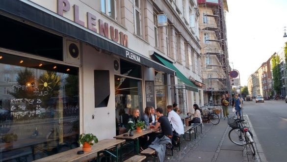 Mesas na calçada em frente ao restaurante Plenum, em Copenhaga, Dinamarca.